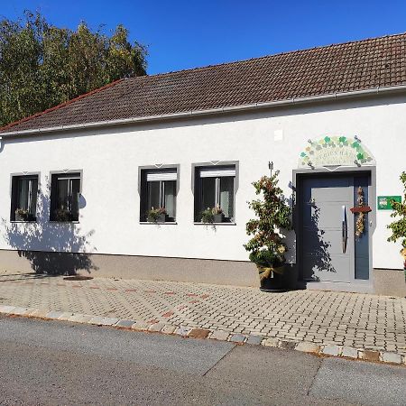 הוילה Mönchhof Zur Weinlaube מראה חיצוני תמונה